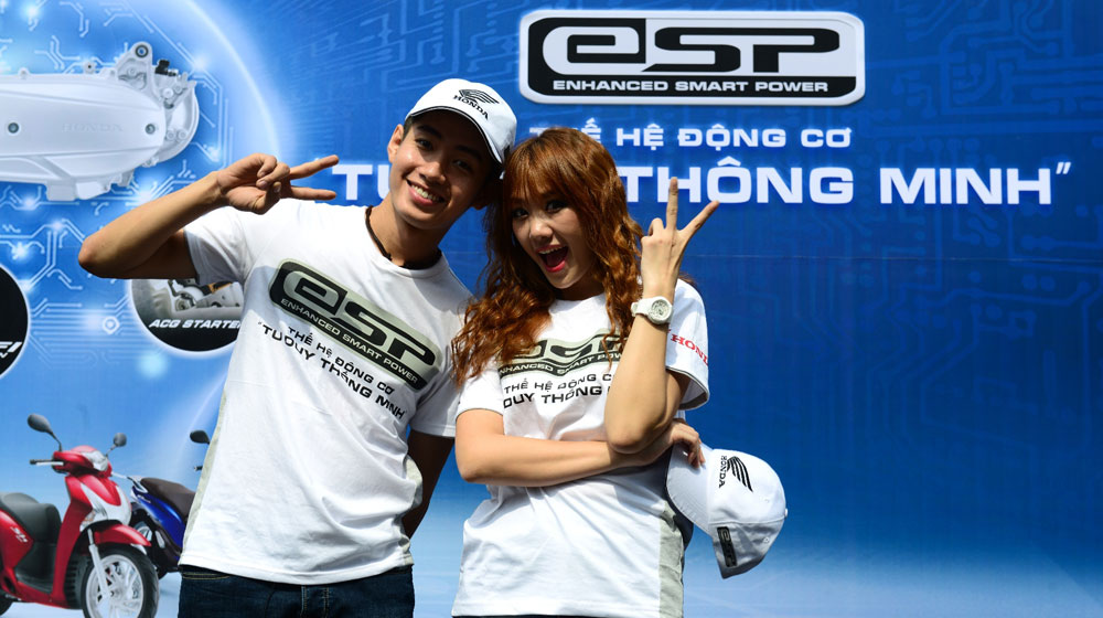 Honda Việt Nam xác lập kỷ lục tạo hình logo eSP Ca-sy-Hari-Won-va-A-quan-chuong-trinh-thu-thach-cung-buoc-nhay-Quang-Dang.jpg