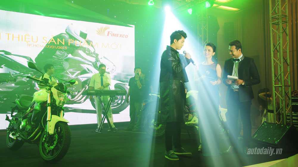 Hotboy Harry Lu “cặp kè” với môtô Benelli-BN302-(7).jpg