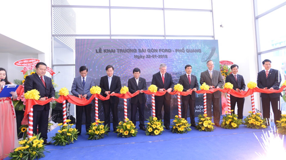 Ford Việt Nam khai trương đại lý mới tại Bình Dương Nghi-thuc-cat-bang-khanh-thanh-Pho-Quang-Ford.jpg