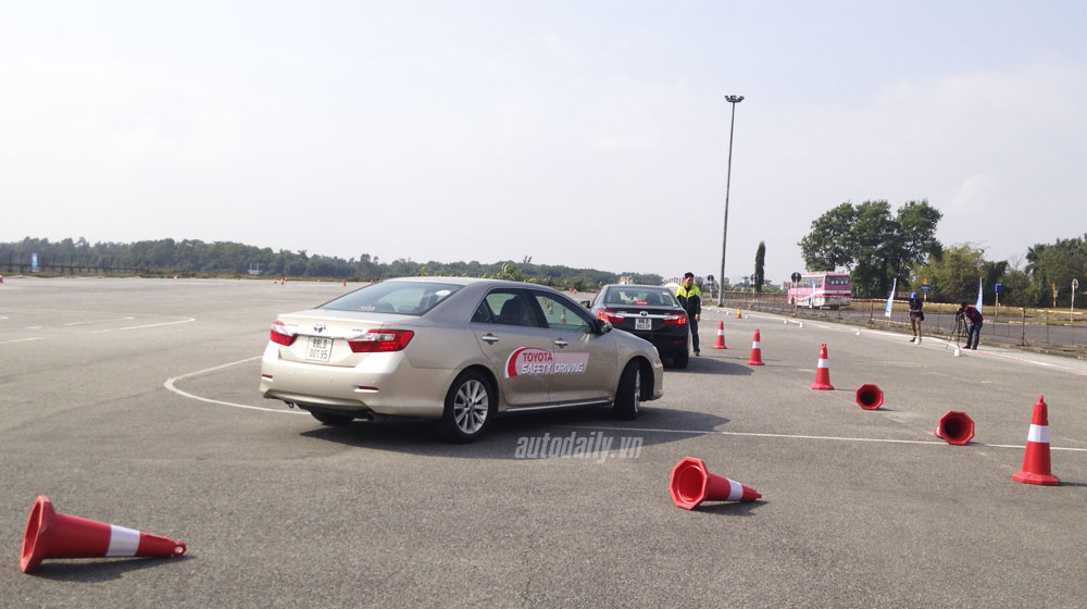 Tay lái “bậc thầy” của Toyota đến Việt Nam Toyota-laixeantoan (3).jpg