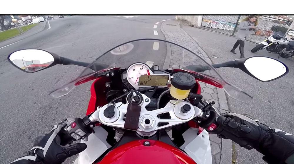Siêu mô-tô BMW S1000RR 2015 bốc đầu mạo hiểm trên cao tốc bmw s1000rr 2015 (10).jpg