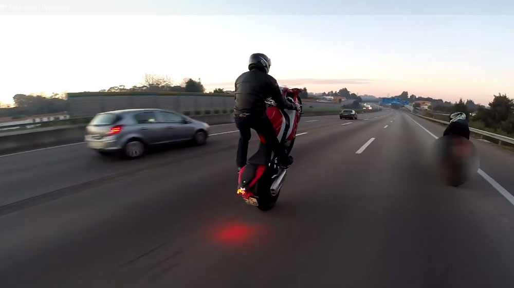 Siêu mô-tô BMW S1000RR 2015 bốc đầu mạo hiểm trên cao tốc bmw s1000rr 2015 (12).jpg