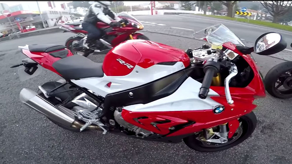 Siêu mô-tô BMW S1000RR 2015 bốc đầu mạo hiểm trên cao tốc bmw s1000rr 2015 (13).jpg