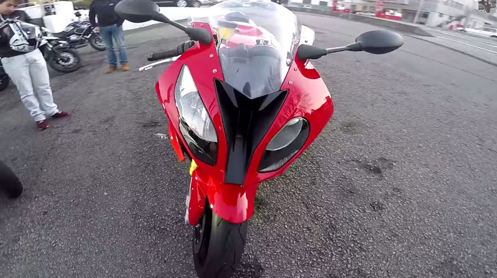 Siêu mô-tô BMW S1000RR 2015 bốc đầu mạo hiểm trên cao tốc bmw s1000rr 2015 (3).jpg
