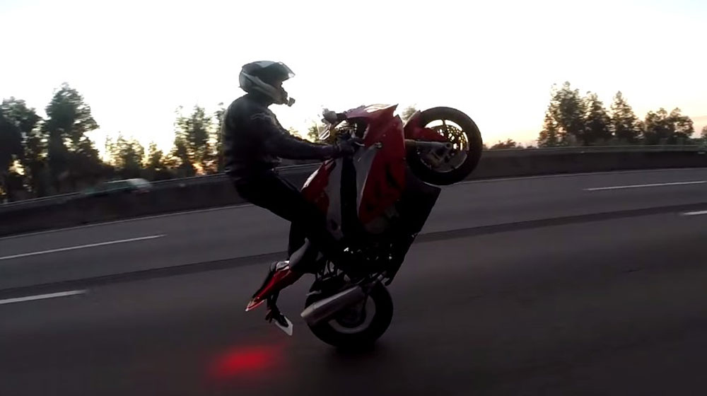 Siêu mô-tô BMW S1000RR 2015 bốc đầu mạo hiểm trên cao tốc bmw s1000rr 2015 (5)-1.jpg