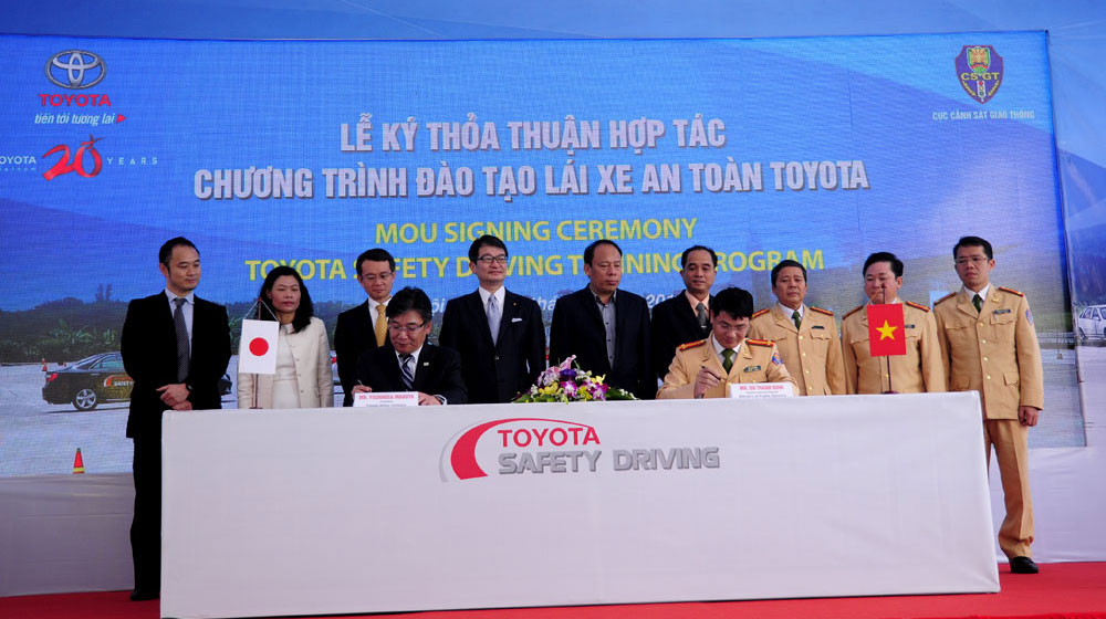 Lái xe an toàn hơn với chuyên gia của Toyota toyota-safety-driving-(4).jpg