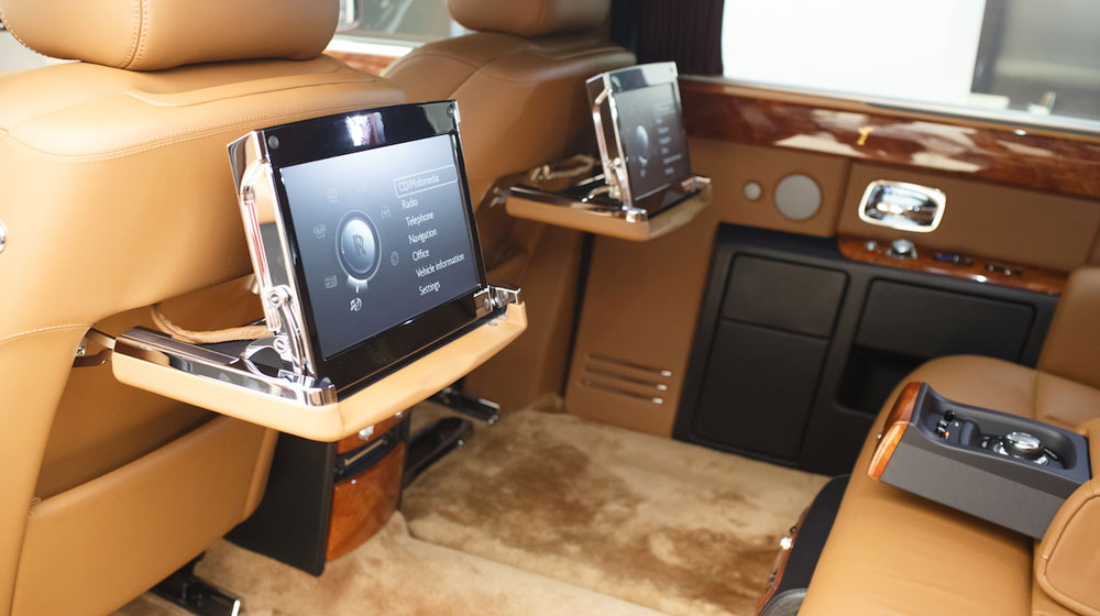 Cận cảnh Rolls-Royce Phantom Series II chính hãng thứ 2 vừa về Hà Nội phantom-mat-troi-phuong-dong (2).jpg