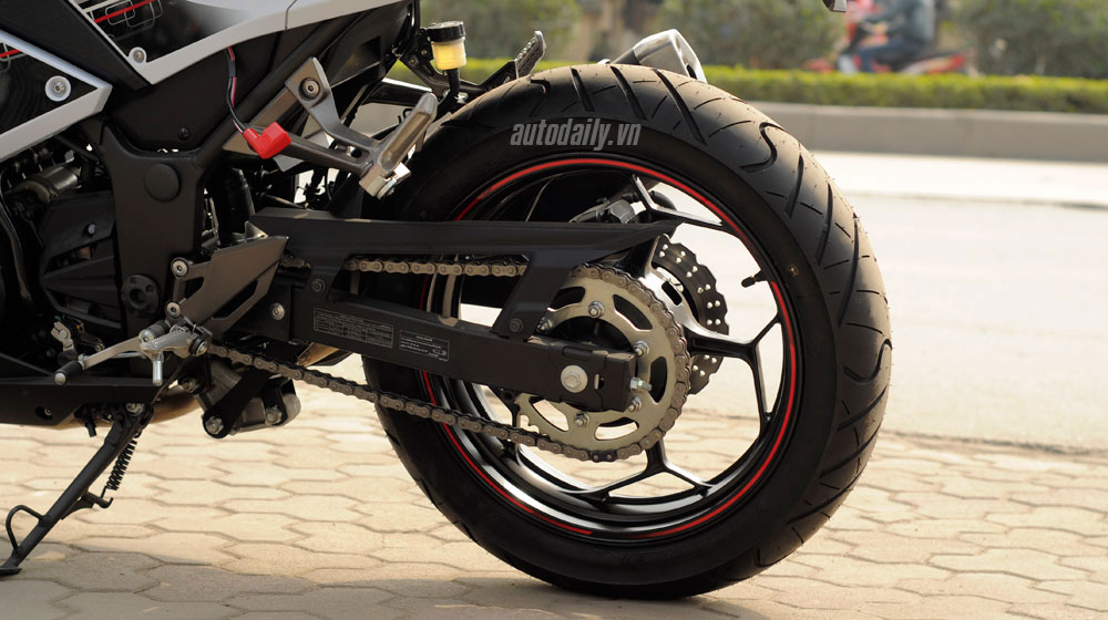 Chọn Kawasaki Ninja 300 hay Honda CBR300R? Kawasaki Ninja 300 ABS (13).jpg