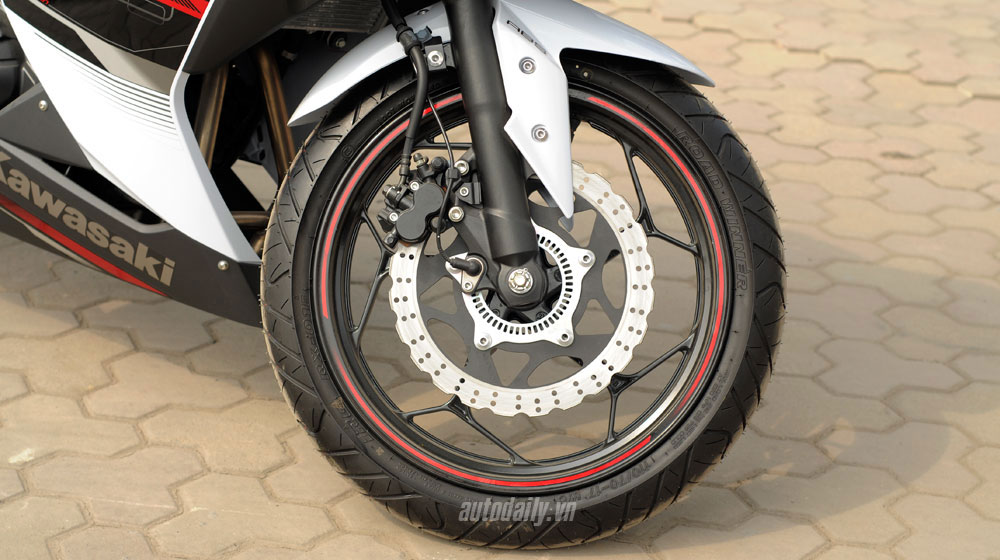 Chọn Kawasaki Ninja 300 hay Honda CBR300R? Kawasaki Ninja 300 ABS (16).jpg