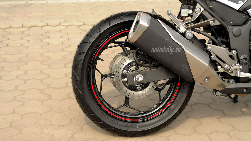 Chọn Kawasaki Ninja 300 hay Honda CBR300R? Kawasaki Ninja 300 ABS (18).jpg