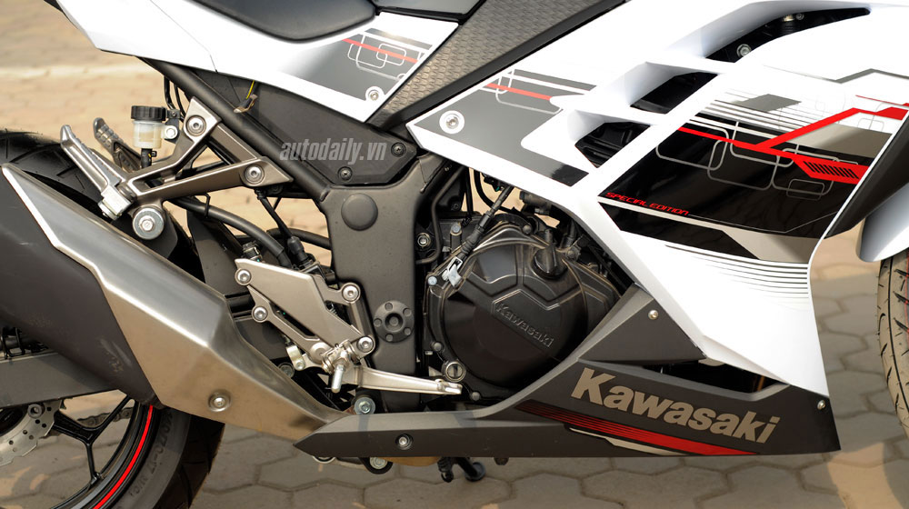 Chọn Kawasaki Ninja 300 hay Honda CBR300R? Kawasaki Ninja 300 ABS (19).jpg