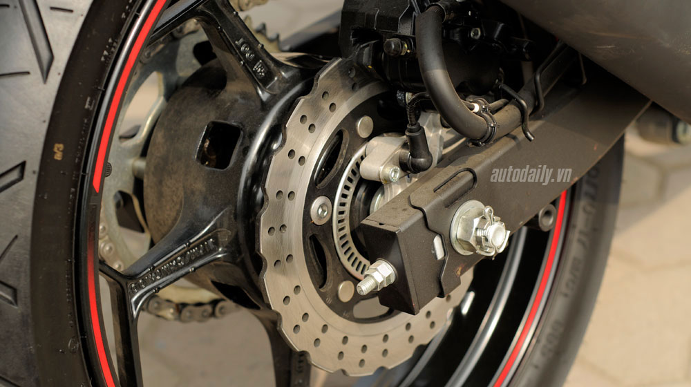 Chọn Kawasaki Ninja 300 hay Honda CBR300R? Kawasaki Ninja 300 ABS (21).jpg