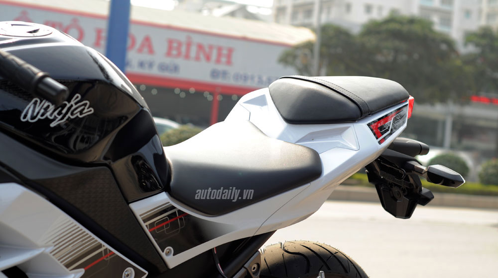 Chọn Kawasaki Ninja 300 hay Honda CBR300R? Kawasaki Ninja 300 ABS (31).jpg