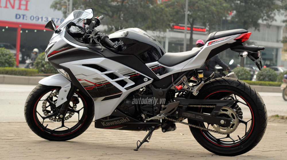 Chọn Kawasaki Ninja 300 hay Honda CBR300R? Kawasaki Ninja 300 ABS (5).jpg