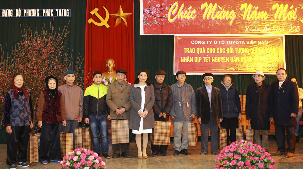 Toyota Việt Nam làm “ấm lòng” người dịp Tết về Toyota Vietnam Tet (1).jpg