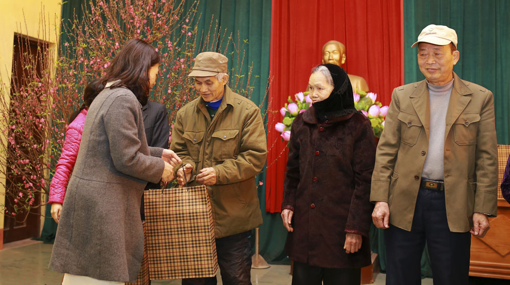 Toyota Việt Nam làm “ấm lòng” người dịp Tết về Toyota Vietnam Tet (2).jpg