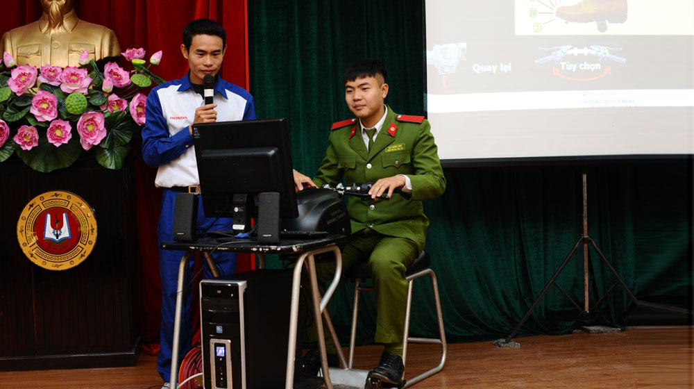 Honda đào tạo kỹ năng lái xe cho học viên Học viện Cảnh sát Nhân dân Trai-nghiem-tren-may-tap-lai.jpg