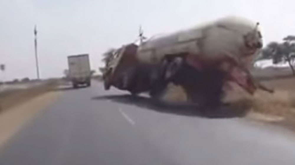 Cố vượt ẩu, xe chở xăng lật nhào Tanker-Flips-Over-600x303.jpg