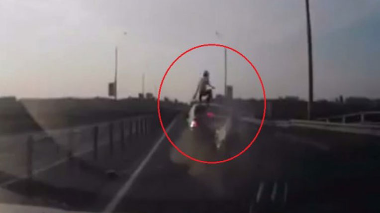 Tay lái mô-tô thoát nạn theo phong cách Người Nhện Motorcyclist-Survives-Crash-Russia-600x383.jpg