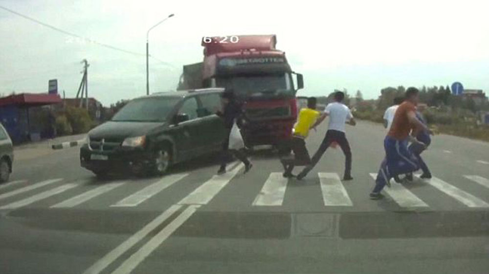 Video: Mất lái, xe tải ủn cả nhóm người đi bộ truck-crash.jpg