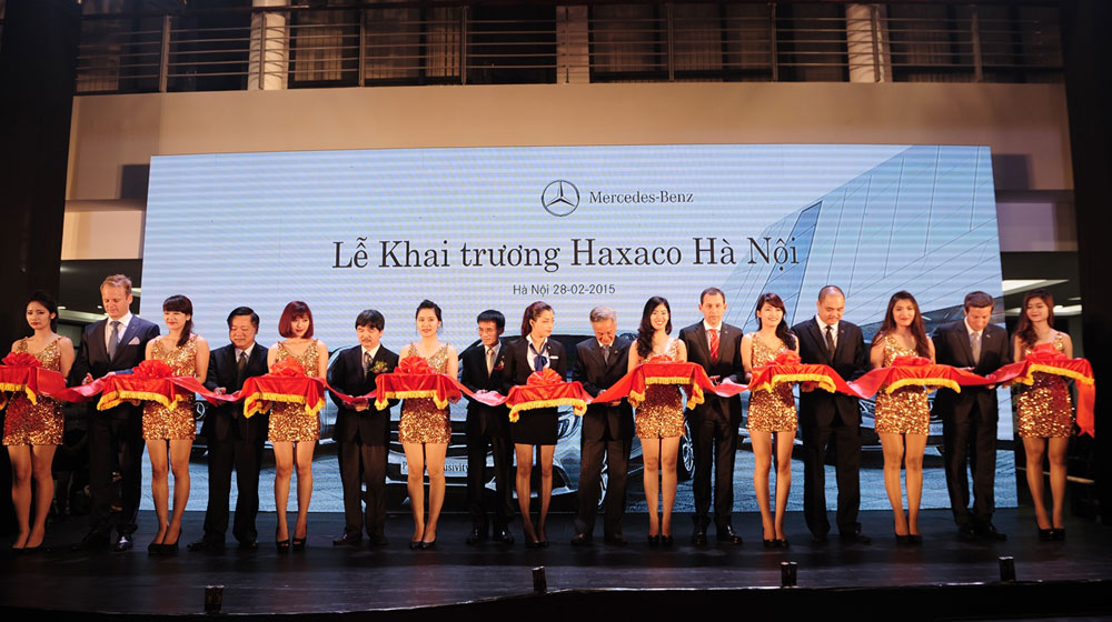 Hà Nội, mua xe Mercedes đã qua sử dụng chính hãng ở đâu? Cac-lanh-dao-cao-cap-cat-bang-khanh-thanh-khai-truong-trung-tam.jpg