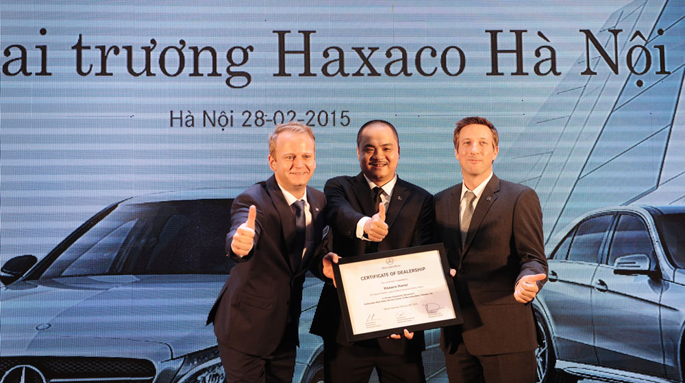 Hà Nội, mua xe Mercedes đã qua sử dụng chính hãng ở đâu? Giam-doc-Kinh-doanh-Tiep-thi-va-Giam-doc-Hau-mai-cua-MBV-trao-giay-chung-nhan-cho-Tong-Giam-doc-Haxaco.jpg