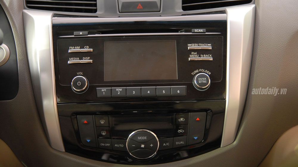 Soi chi tiết từ trong ra ngoài đối thủ của Ford Ranger tại Hà Nội nissan navara 2015 (28).jpg