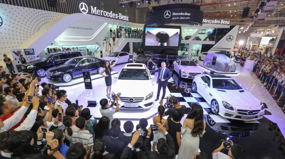 50 người Việt đã đặt mua Mercedes-Maybach S600 giá gần 10 tỷ đồng Mercedes-Benz-da-ban-duoc-hon-200-xe-tai-Trien-lam-o-to-Viet-Nam-2014.jpg