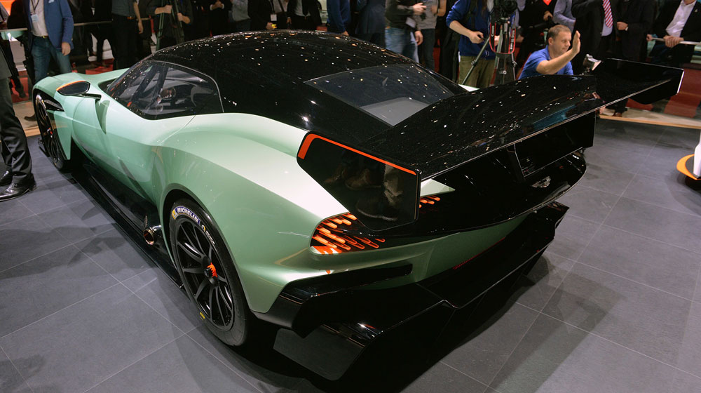 5 siêu xe gây “bão ” tại Geneva Motor Show 2015 02-aston-martin-vulcan-geneva-1.jpg