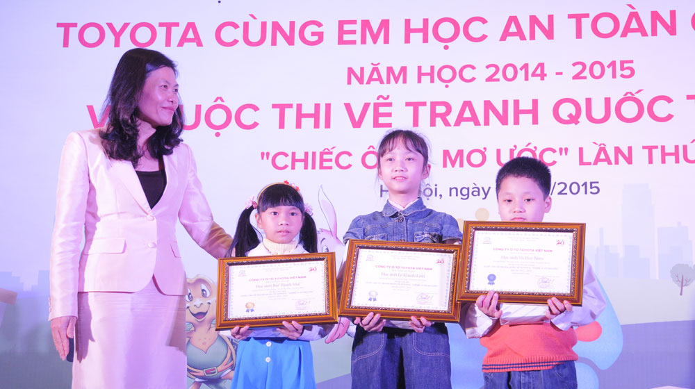 Trẻ em Việt hào hứng vẽ “Chiếc ôtô mơ ước” _AUT5257.jpg