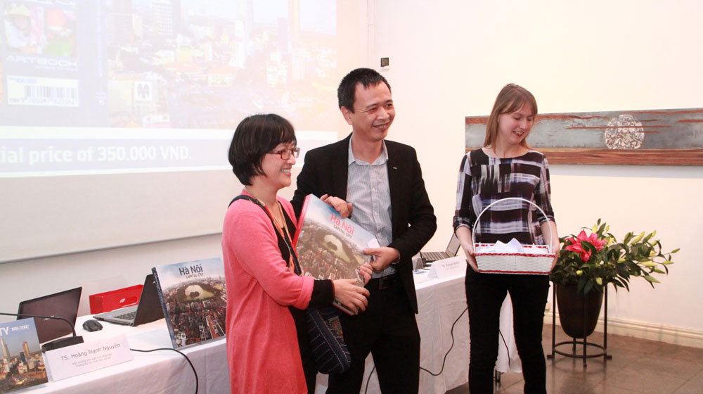 Audi Việt Nam tài trợ cuốn sách ảnh Hà Nội Capital City Dai-dien-Audi-tang-sach-cho-nguoi-may-man-tai-buoi-ra-mat-sach---Copy.jpg