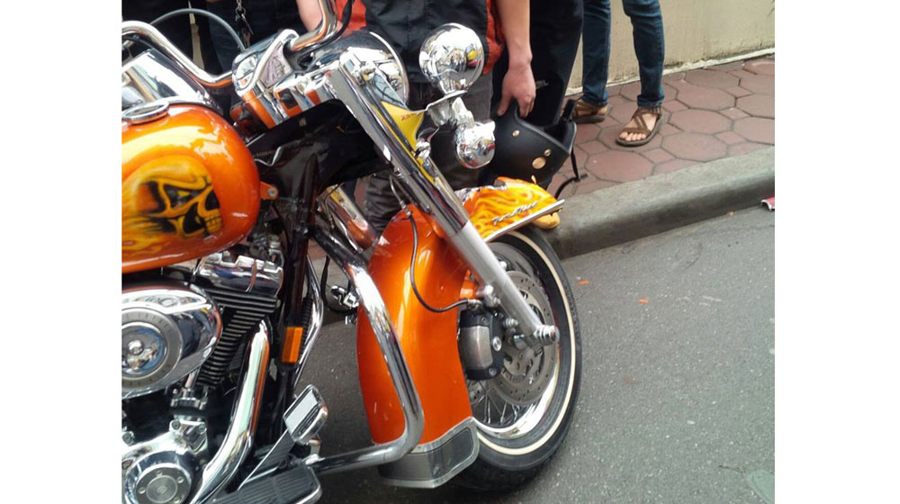 Hà Nội, môtô Harley Davidson đối đầu xe Bus 11060958_1057076970971650_7463341318840638028_n.jpg