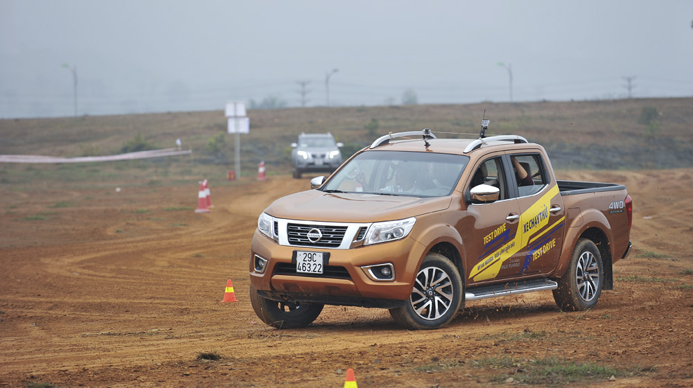 Có 700 triệu đồng, nên mua xe bán tải nào? offroad Nissan NP300 Navara (16)-1.jpg