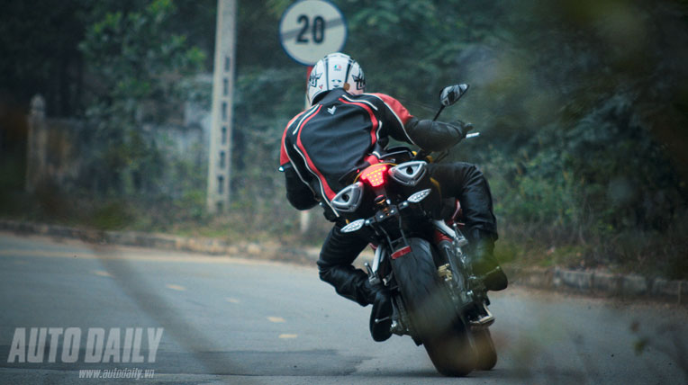 10 nguyên nhân hàng đầu dẫn đến tai nạn môtô lai mo to (2).jpg