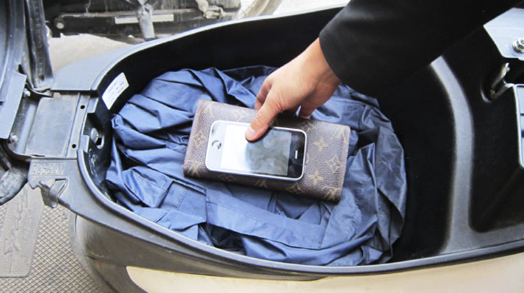 Để điện thoại trong cốp xe máy, có nên không? cop-xe-ga.jpg