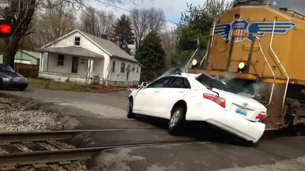 Video: Cố vượt đường sắt, xế hộp bị tàu hỏa đâm trực diện toyota-camry.jpg