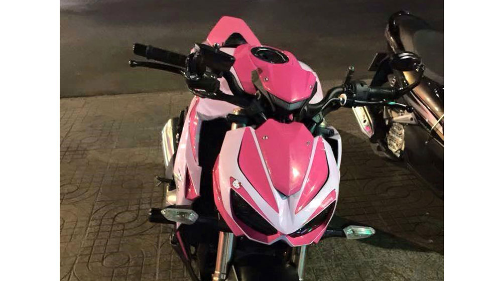 Biker Sài thành độ Kawasaki Z1000 phong cách Hello Kitty 10461660_1487004161539060_2459857409803077185_n.jpg