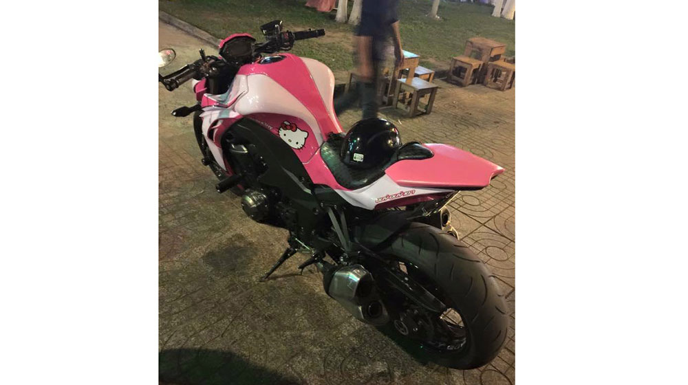Biker Sài thành độ Kawasaki Z1000 phong cách Hello Kitty 21204_1487004164872393_1718091034681608007_n.jpg