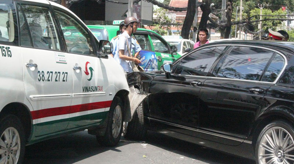 Xe sang Bentley 10 tỷ gặp nạn giữa Sài Gòn bentley-continental-flying-spur (1).jpg