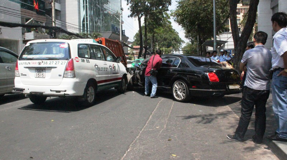 Xe sang Bentley 10 tỷ gặp nạn giữa Sài Gòn bentley-continental-flying-spur (2).jpg