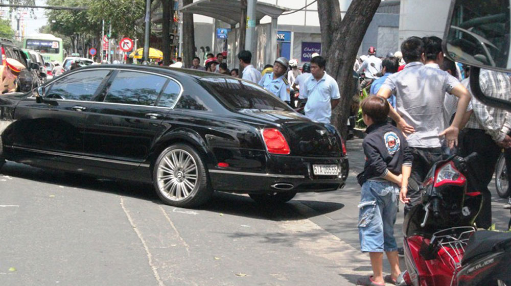 Xe sang Bentley 10 tỷ gặp nạn giữa Sài Gòn bentley-continental-flying-spur (3).jpg
