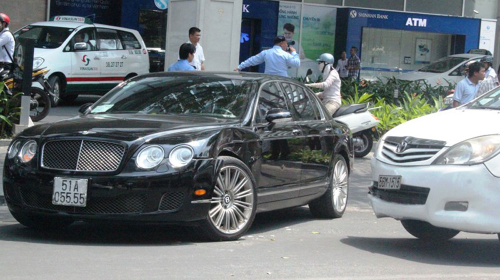 Xe sang Bentley 10 tỷ gặp nạn giữa Sài Gòn bentley-continental-flying-spur (4)-1.jpg