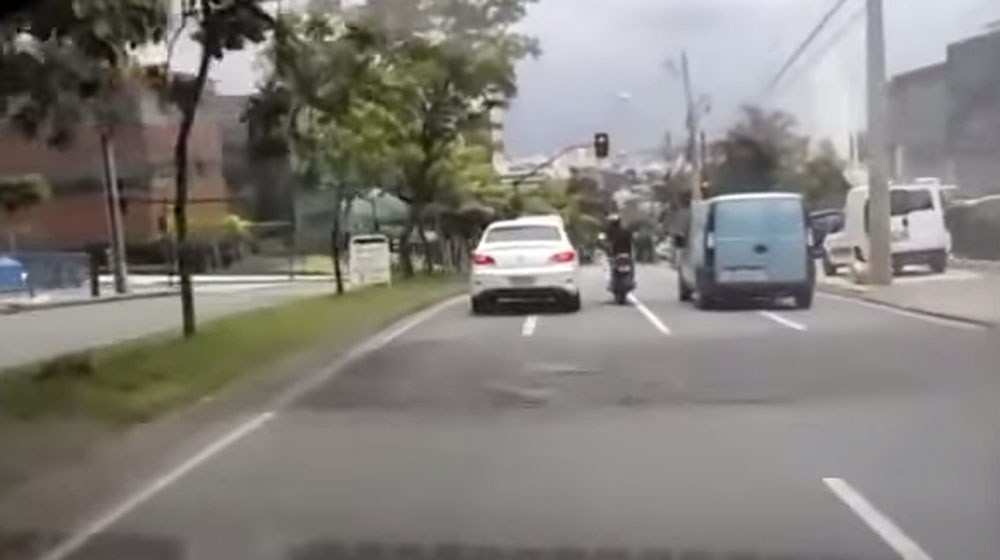 Video: Quyết ăn thua với ôtô, thanh niên nhận cái kết đắng mo-to.jpg