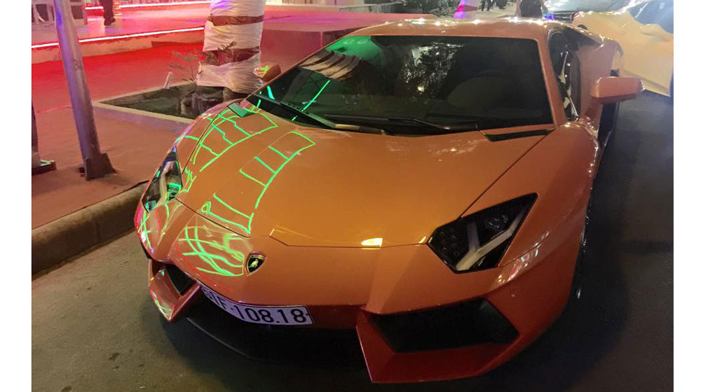 Siêu phẩm Lamborghini Aventador thứ 2 tại Việt Nam ra biển trắng aventador cam (1).jpg