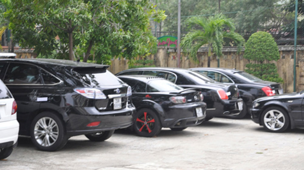 Hàng chục xe sang phủ bụi ở Đà Nẵng xe sang phu bui.jpg