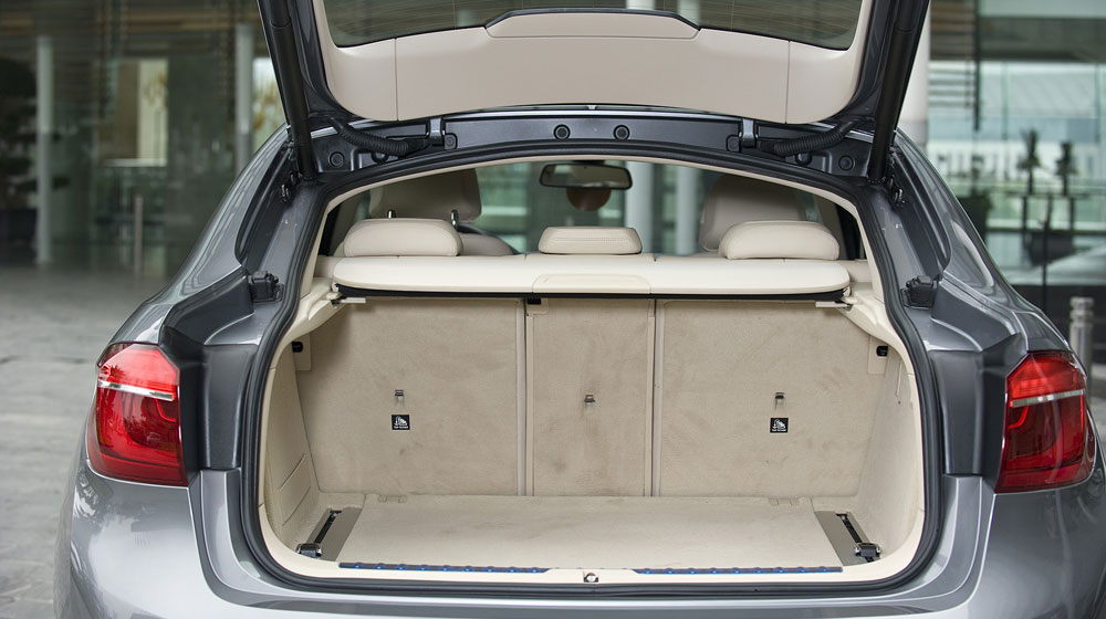 So sánh trực quan giữa BMW X6 2015 và “người tiền nhiệm” x6-2015-vs-x6-2013-khoang-hanh-ly (1).jpg