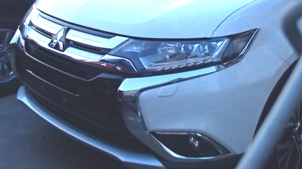Lộ “ảnh nóng” Mitsubishi Outlander 2016 2016-mitsubishi-outlander-spied-01.jpg