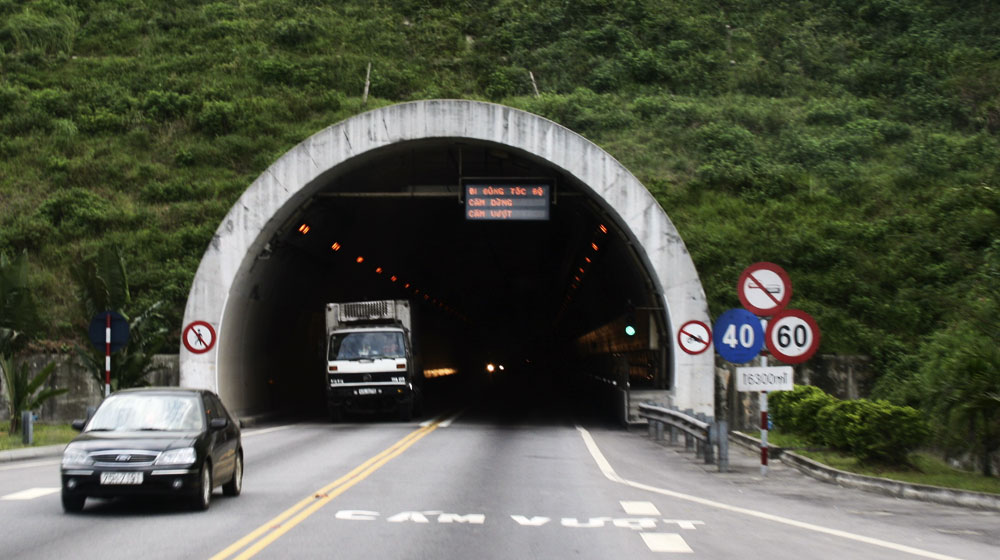Qua hầm, không bật đèn, ôtô bị phạt bao nhiêu? Hai_Van_Tunnel_North_Entrance.jpg