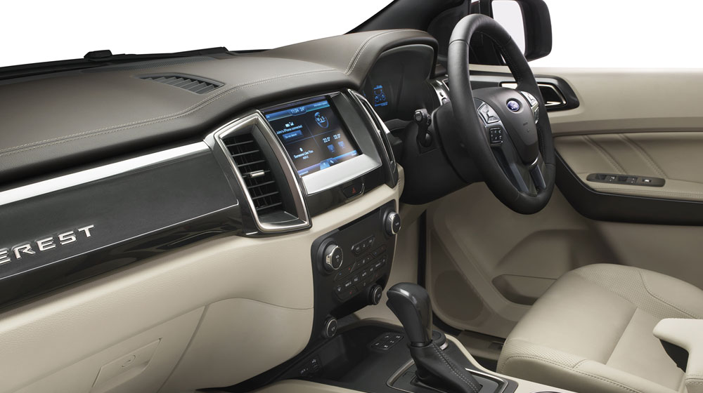 Lột xác hoàn toàn, Ford Everest 2015 gây sức ép lên các đối thủ New_Ford_Everest_3_interior_pass.jpg