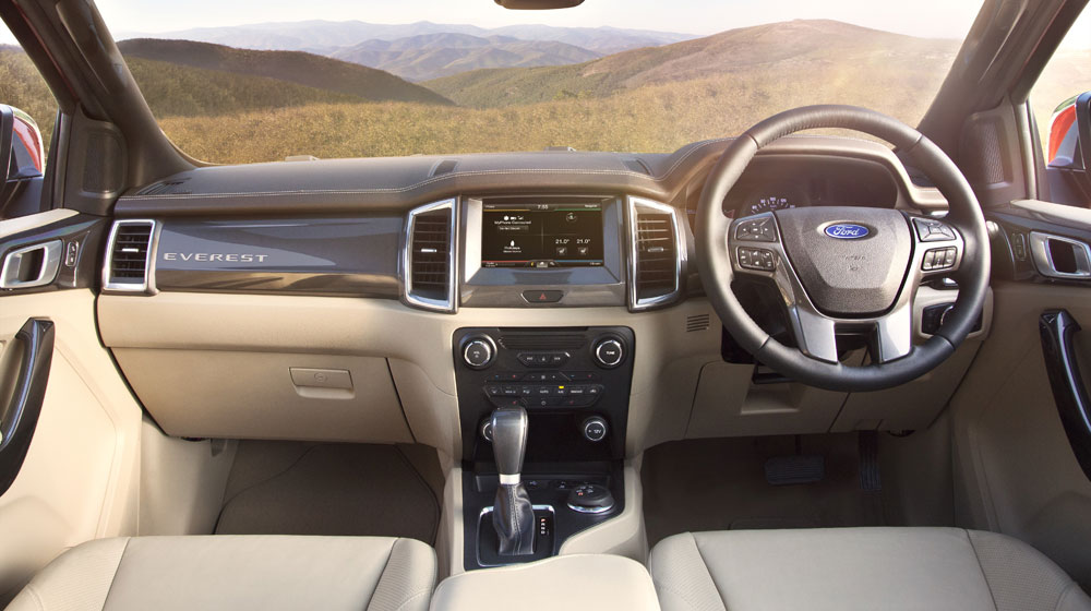 Lột xác hoàn toàn, Ford Everest 2015 gây sức ép lên các đối thủ New_Ford_Everest_Interior2.jpg